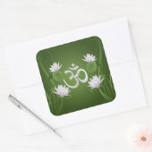Om Symbool met Lotus bloemen op groen Vierkante Sticker (Envelop)