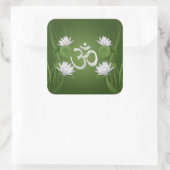 Om Symbool met Lotus bloemen op groen Vierkante Sticker (Tas)