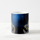 Om Symbool met "Sapphire" Stones Koffiemok (Center)