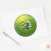 OM symbool met zen stenen op zacht groen Ronde Sticker (Envelop)