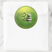 OM symbool met zen stenen op zacht groen Ronde Sticker (Tas)