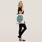 Om te reizen moet je leven (omkeerbaar) tote bag (Op model)