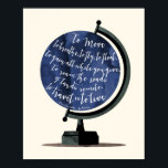 Om te reizen moet u de Wereldbol van uw offerte li Poster<br><div class="desc">"Om te bewegen, te ademen, te vliegen, te drijven, alles te winnen terwijl je geeft, om de wegen van ver weg te roamen, om te reizen is om te leven"... een prachtig citaat van Hans Christelijk Andersen, perfect voor elke reisgeliefde. Een originele digitale illustratie van een diep blauw wereldbol van...</div>