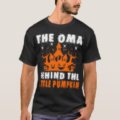 Oma achter Little Pumpkin Halloween Gift T-shirt (Voorkant)