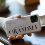 Oma | Chique Boho Lettering & Bloemen iPhone 15 Pro Case<br><div class="desc">De strakke telefoonhoes is voorzien van een moderne typografie met de tekst "my great blessings call me grandma" (mijn grootste zegeningen noemen me oma) en een arrangement voor bloemige lijnkunst. Blush roze achtergrond kan worden veranderd in elke kleur. Personaliseer met uw aangepaste bericht. Gebruik de ontwerpgereedschappen om een achtergrondkleur te...</div>