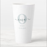 Oma Elegant Script Monogram Green White Latte Mok<br><div class="desc">Latte mok voor een nieuw oma of een lang gevestigde oma! die je kunt personaliseren met de datum waarop ze grootmoeder werden. Dit trendy minimalistische ontwerp heeft een modern kleurenpalet van twee groene en witte tinten. Het heeft een Oma monogram, met de letter O van het initiaal en de naam...</div>