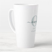 Oma Elegant Script Monogram Groene Witte Latte Mok (Linkerhoek)