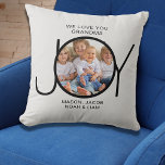 Oma Gift 1 foto Kussen<br><div class="desc">Dit eenvoudige en stijlvolle foto gooi kussen voor je oma is versierd met het woord JOY en zegt "We Love You Grandma". Gemakkelijk aan te passen met uw foto en kleinkinderen namen. Maakt een perfect aandenken cadeau voor oma.</div>