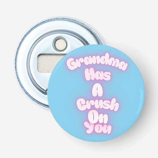 Oma heeft een oogje op je button flesopener (Voorkant)