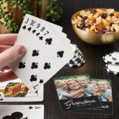 Oma heeft het moderne schrift foto opgericht pokerkaarten (Insitu)