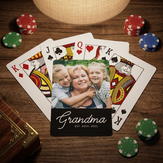 Oma heeft het moderne schrift foto opgericht pokerkaarten