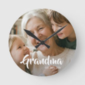 Oma Heeft Moderne Witte Script Foto Opgericht Ronde Klok (Voorkant)