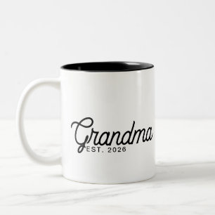 Oma heeft nieuwe oma-cadeau ingesteld tweekleurige koffiemok