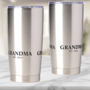 Oma heeft nieuwe oma-cadeau opgericht geïsoleerde drinkbeker