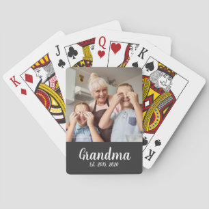 Oma heeft wit script foto opgericht pokerkaarten