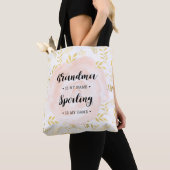 Oma in mijn naam. Spoil is mijn spel Tote Bag (Dichtbij)