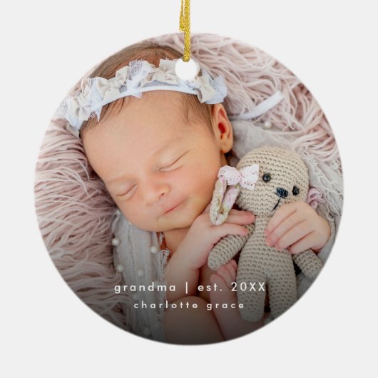 Oma Jaar Opgericht Baby Keepsake Keramisch Ornament (Achterkant)