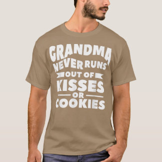 Oma loopt nooit zonder kussen of koekjes te bakken t-shirt