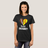 Oma met bal hart grappig voetbal softbal oma t-shirt (Voorkant volledig)