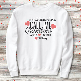 Oma met rode harten en kleinkinderen namen trui