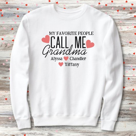 Oma met rode harten en kleinkinderen namen trui