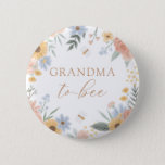 Oma naar Baby shower Button<br><div class="desc">Laat iedereen weten dat je de oma-tot-bij bent met deze zoete knop,  met kleurrijke bloemen en hommels.</div>