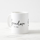Oma Opgericht Jaar Zwarte Script Typografie Koffiemok (Voorkant links)