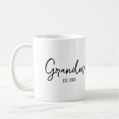Oma Opgericht Jaar Zwarte Script Typografie Koffiemok (Links)