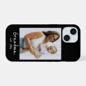 Oma Opgericht Wit script 3 foto iPhone 15 Case (Achterkant horizontaal)