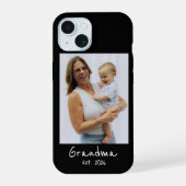 Oma Opgericht Wit script 3 foto iPhone 15 Case (Achterkant)