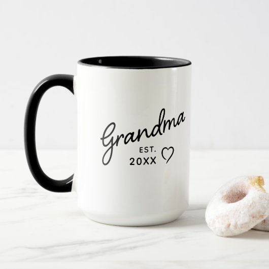 Oma Reveal Est. Jaar minimalistisch zwart-wit Mok (Met donut)