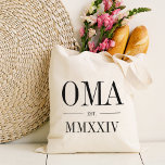Oma Romeins numeriek jaar vastgesteld Tote Bag<br><div class="desc">Een moderne minimalistische canvas tas om een chique oma te vieren,  dit schone minimalistische tas heeft "Oma" of uw keuze van oma bijnaam in zwarte serif letters. Aanpassen met het jaar dat ze een grootmoeder werd onder in elegante Romeinse cijfers voor een chique touch.</div>