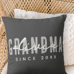 Oma Sinds 20XX Modern Eenvoudig Preppy Kussen<br><div class="desc">Dit eenvoudige en moderne ontwerp bestaat uit san serif typografie.</div>