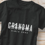 Oma Sinds 20XX Modern Eenvoudig Preppy T-shirt<br><div class="desc">Dit eenvoudige en moderne ontwerp bestaat uit san serif typografie.</div>