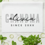 Oma Sinds 20XX Modern Eenvoudig Preppy Theedoek<br><div class="desc">Dit eenvoudige en moderne ontwerp bestaat uit san serif typografie.</div>