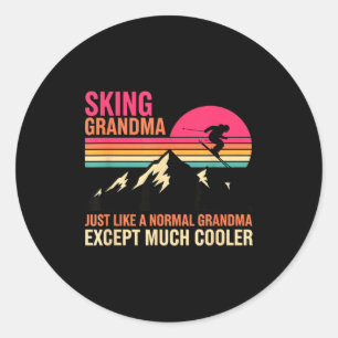 Oma skiën Oma precies als een normale oma Ronde Sticker