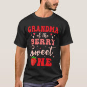 Oma van de Berry Sweet One Aardbei 1e Geboorte T-shirt (Voorkant)