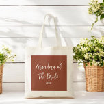 Oma van de bruid terracotta bruine boodschappentas tote bag<br><div class="desc">Tas voor Oma van de Bruid in Terracotta Bruin en Wit,  Geschikt voor Bruiloften,  Bruidsfeest,  Oefendiner. Bekijk meer producten met dit ontwerp in de collectie hieronder.</div>