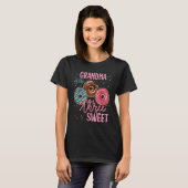 oma van de drie zoete donut bday party de drie t-shirt (Voorkant volledig)