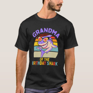 Oma van de familie van de haaiengeboorte die met e t-shirt