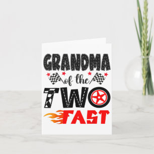 Oma van de twee snelle 2e verjaardag jongen racen kaart