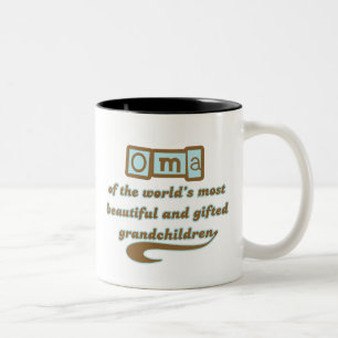 Oma van kleinkinderen met cadeautjes tweekleurige koffiemok