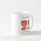 Oma van Twins Baby Cat Beer Jumpsuit Koffiemok (Voorkant rechts)