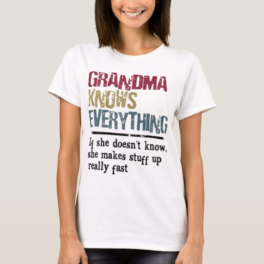 Oma weet alles als ze niet weet dat ze geeft t-shirt (Voorkant)
