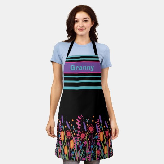 Oma Wildflower Zwart Custom Inspirivity Schort (Gedragen)