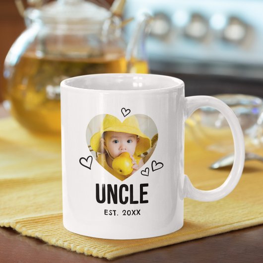 Omaakfoto van oom met hart koffiemok