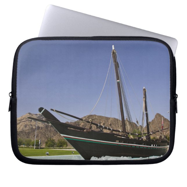 Oman, Muscat, Al Bustan. Al Bustan Roundabout Laptop Sleeve (Voorkant)