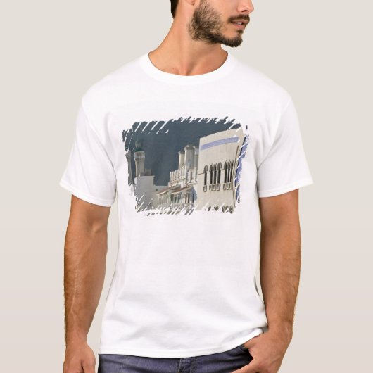 Oman, Muscat, Mutrah. Mutrah Corniche-moskee en T-shirt (Voorkant)