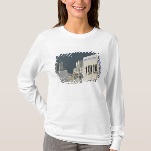 Oman, Muscat, Mutrah. Mutrah Corniche Mosque en T-shirt (Voorkant)