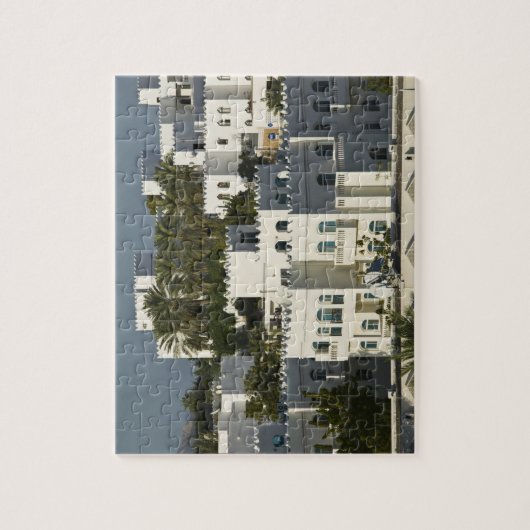 Oman, Muscat, Qurm. Gebouwen in Qurm Area / Legpuzzel (Verticaal)